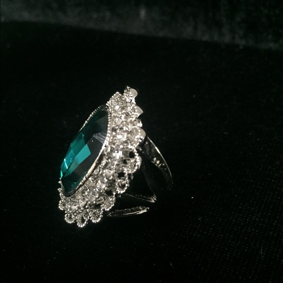 Emerald oversized fashion ring - Picture 2 of 2