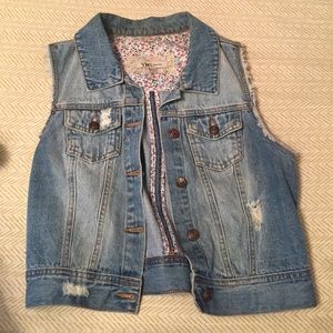 Barely worn sleeveless jean jacket