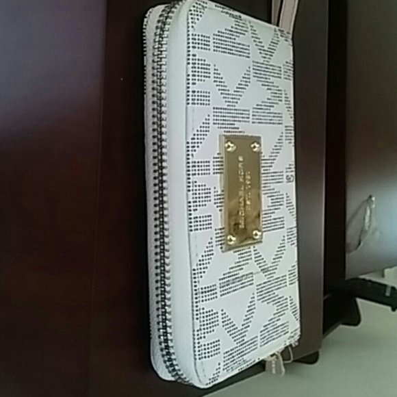 Michael Kors Handbags - Sell!😀✌Price drop👜😝Wristlet wallet