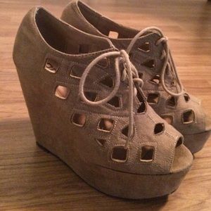 SODA LACE UP, CAGED WEDGE