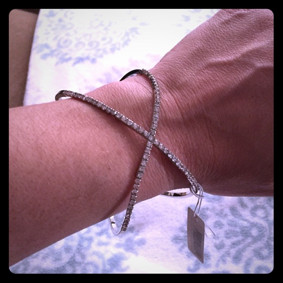 Beautiful silver tone criss cross bangle