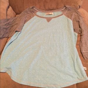 Hollister tee