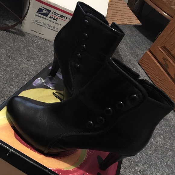 High Heeled Boots - Picture 1 of 2