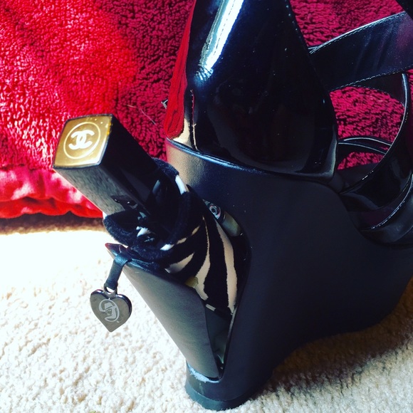 Meet your Posher, Karen Marie 💙 - Picture 4 of 4