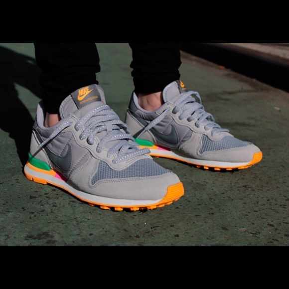 Brand New women's Nike internationalist tangerine