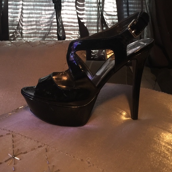 5' Carlos Santana patin-leather high heels