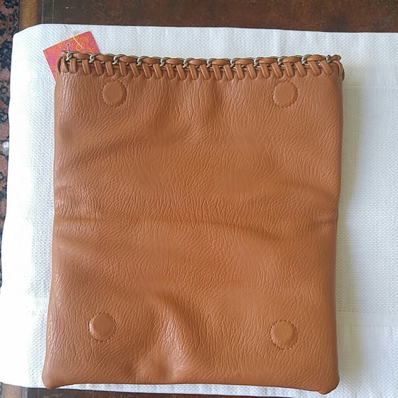Caramel colored magnetic closure clutch - Picture 3 of 4