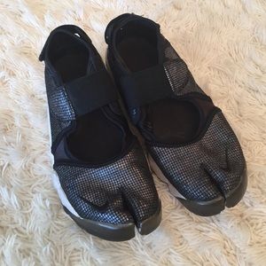 nike trainers split toe