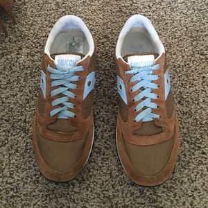 Saucony tennis shoes