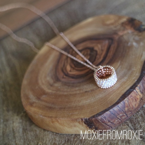 Moxiefromroxie Jewelry - ♥️SOLD in bundle♥️• new • rose gold necklace