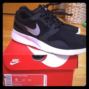 Black NIKE Kaishi! Size 8 ⚫️