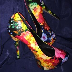 Multi-color Platform Pumps