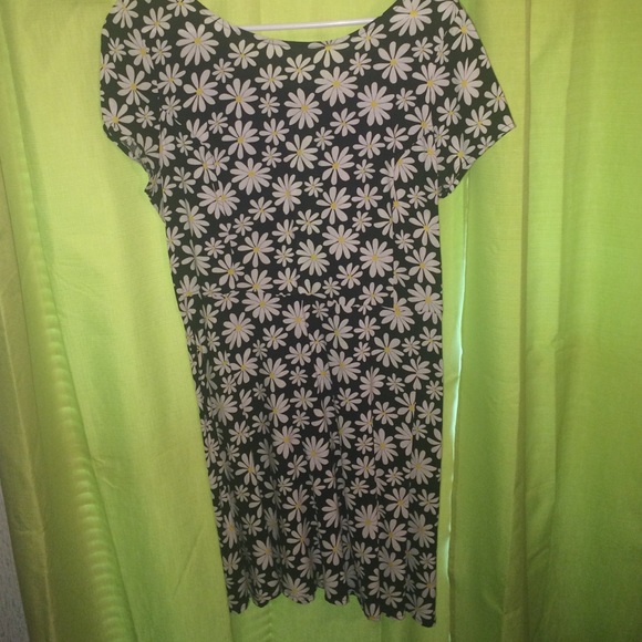 Daisy patterned black dress!