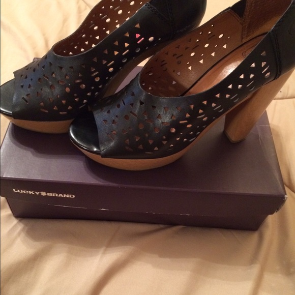 Platform black pumps with wooden heel