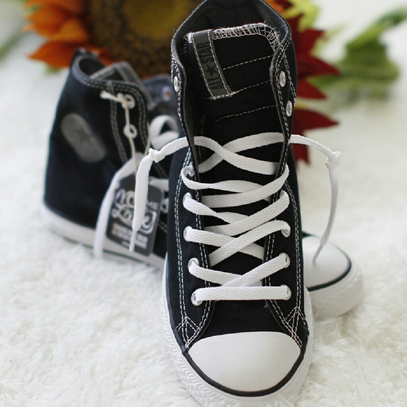 Converse Shoes - 1-HR FLASH SALE! 🎉🎉🎉 BRAND NEW! Converse HiTops