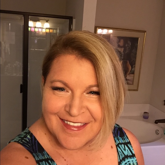 Meet your Posher, Debbie