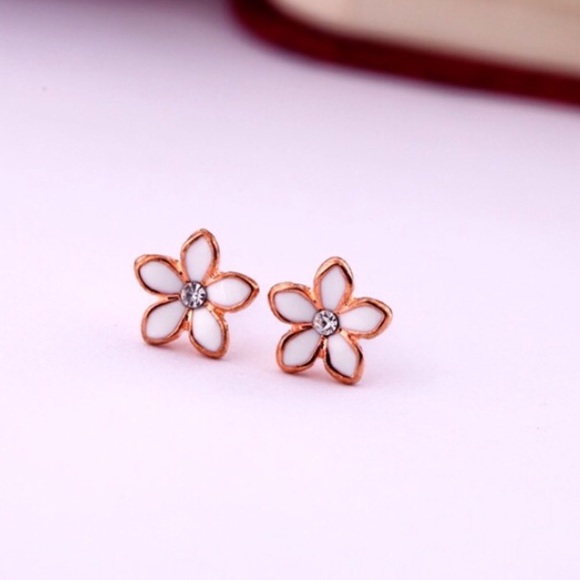 ⚡️Flower stud ⚡️earrings with crystal.