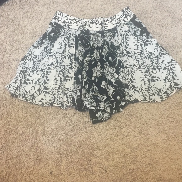 FREE PEOPLE SHORT/SHIRT BOTTOM!