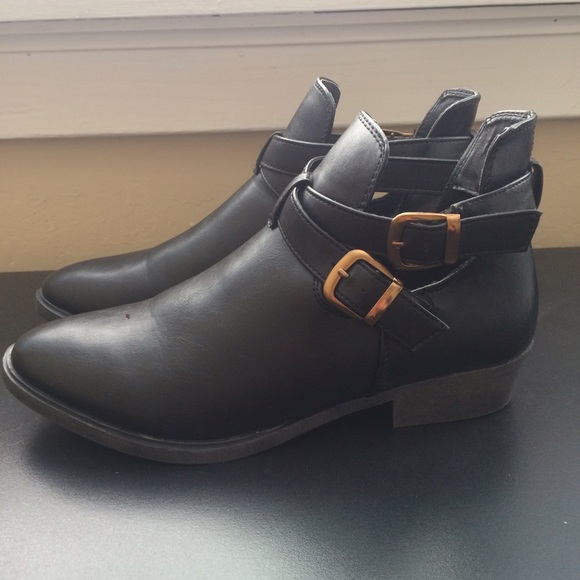 Adorable Black Booties (perfect condition!!!)
