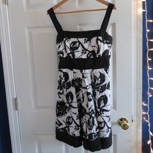 🌷SPRING SALE! 🌷Black and White Party Dress - Picture 1 of 3