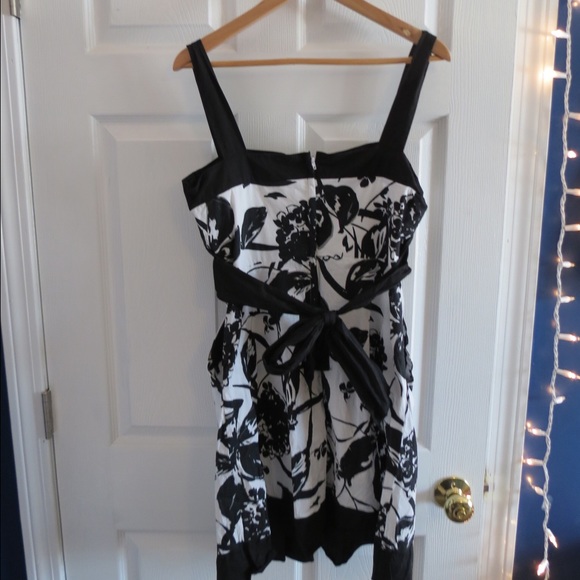 🌷SPRING SALE! 🌷Black and White Party Dress - Picture 3 of 3