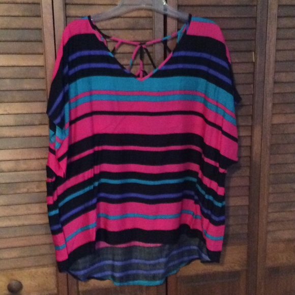 Lattice backed hi/low short sleeved blouse