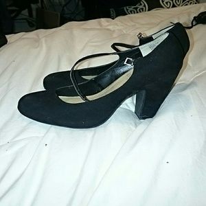 Mary Jane black pumps.