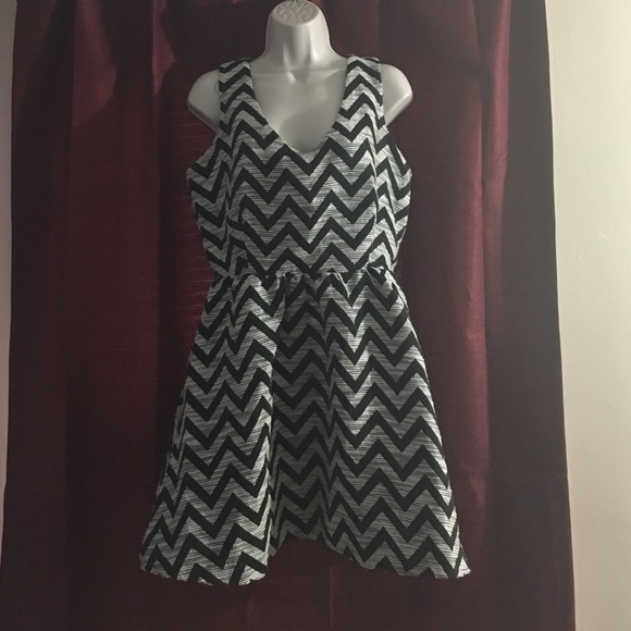 Grey & black chevron dress - Picture 2 of 4