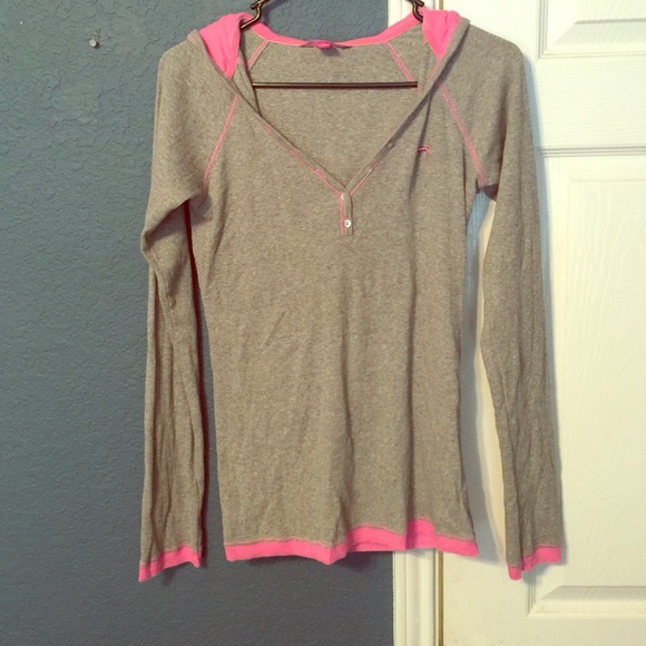 Hooded VS PINK tee
