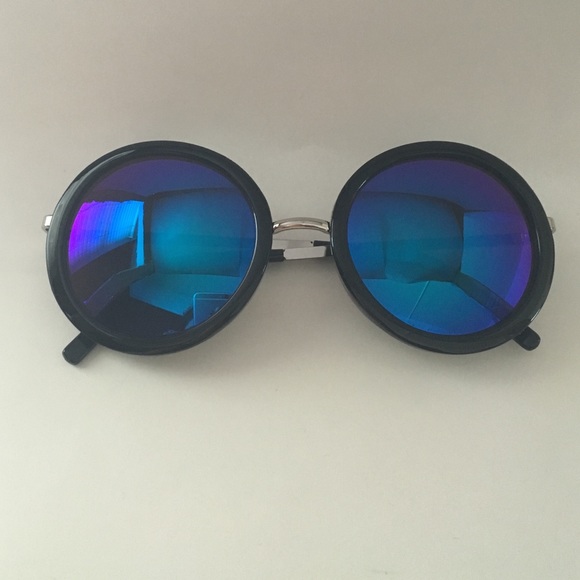 Urban Outfitters Accessories - Round sunnies