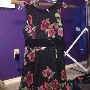 flowery dress with cut-through mid