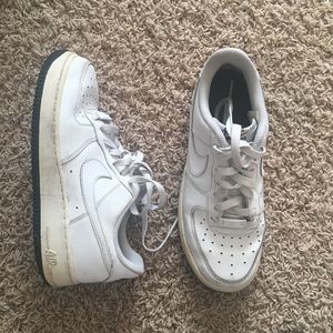 Air Force ones with navy blue bottoms 👍🏾