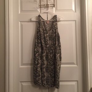 Tribal print dress w/keyhole back and pockets!
