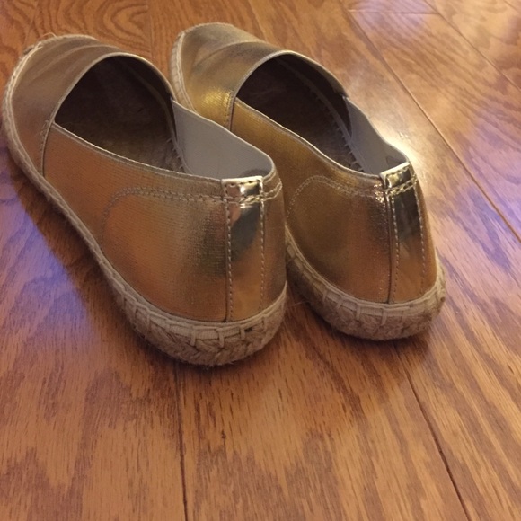 {Ellen Tracy} Metallic Gold Espadrille Flats - Picture 2 of 4