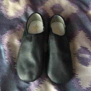 Black jazz shoes. Never worn. Too big for me.