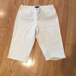 WHBM white Capri. High quality. Never wore them.