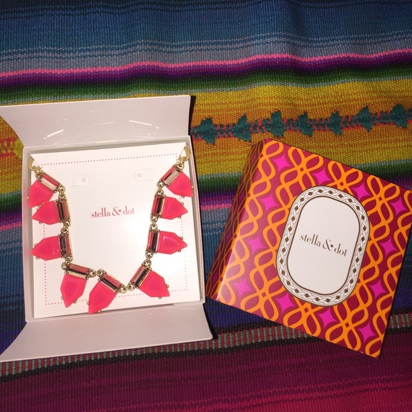 Stella & Dot Hot Pink Eye Candy Necklace