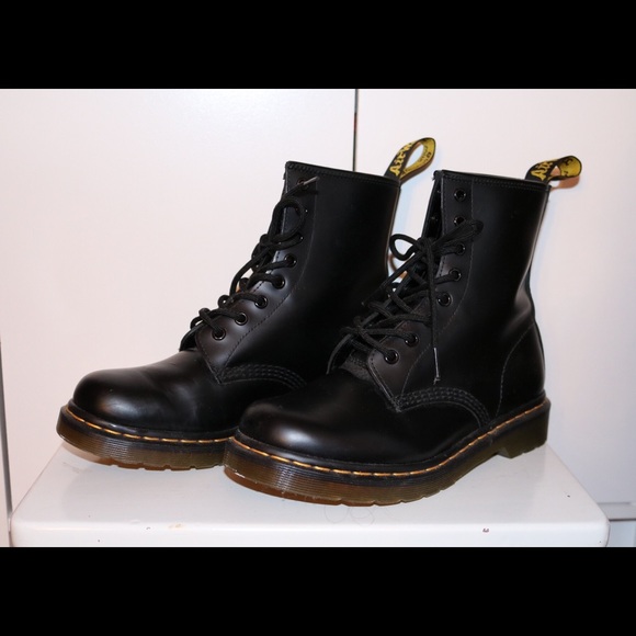 Black DR. MARTENS SIZE 8 Air Wair