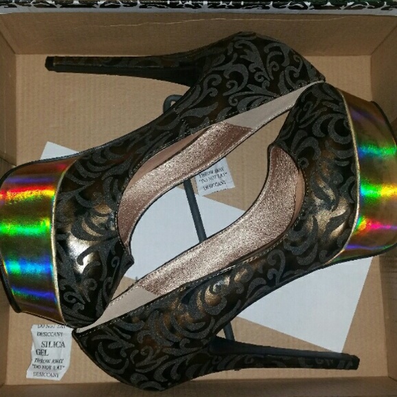 BRAND NEW SHOE REPUBLIC HEELS