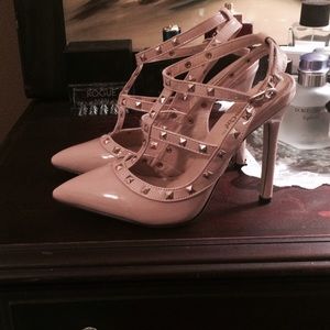Nude pumps
