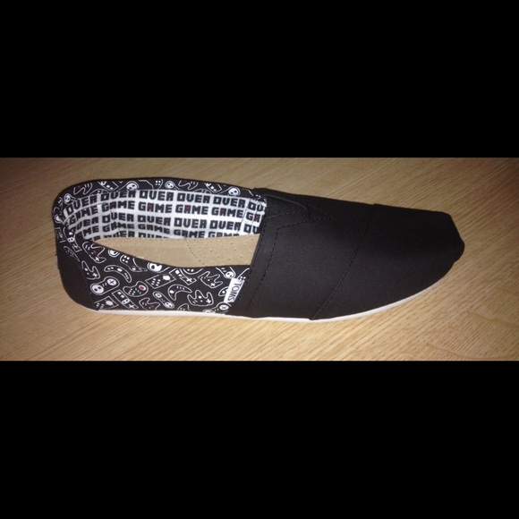 SOLD.   TOMS Black Gamer Remote Men's Classics