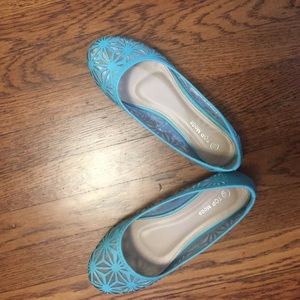 Flat shoes . Very pretty design - teal and silver