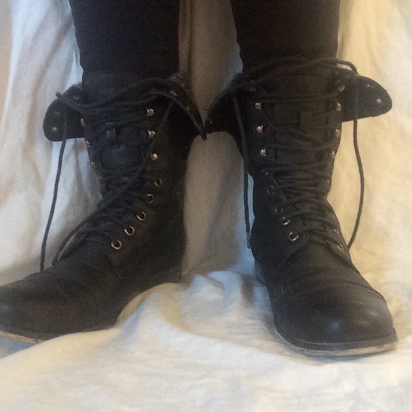 black boots - Picture 2 of 2