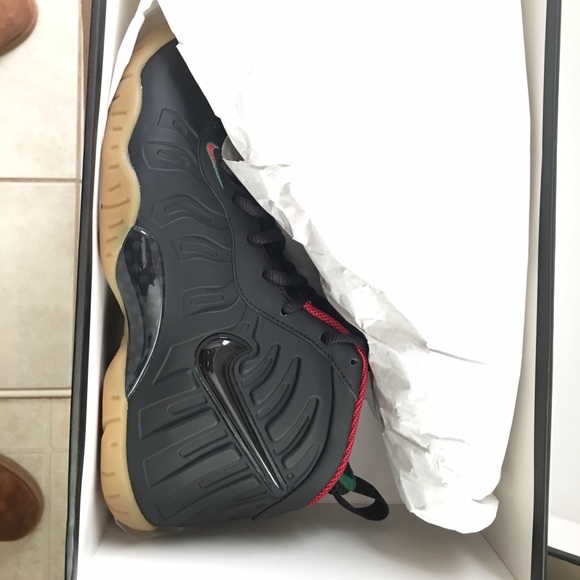 Never worn Gucci Foams