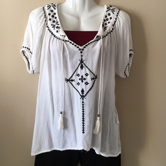 Forever 21 Tops - Off White Embroidered Peasant Blouse
