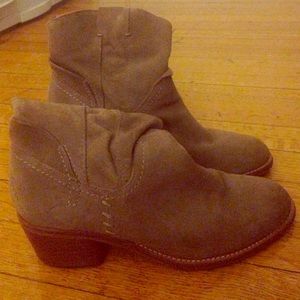 New Dolce Vita suede bootie. Size 6.5.