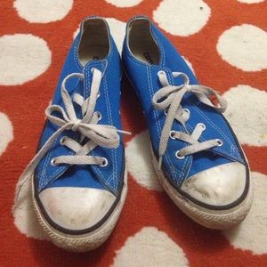 Blue lowtop converse