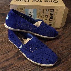 NWT TOMS Royal Blue Suede Moroccan Cutout Flats 10