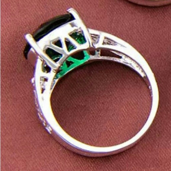 Green Topaz Sterling Silver Ring - Picture 2 of 4