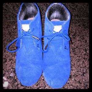 GA-GA GORGEOUS ultramarine TOMS Wedges!